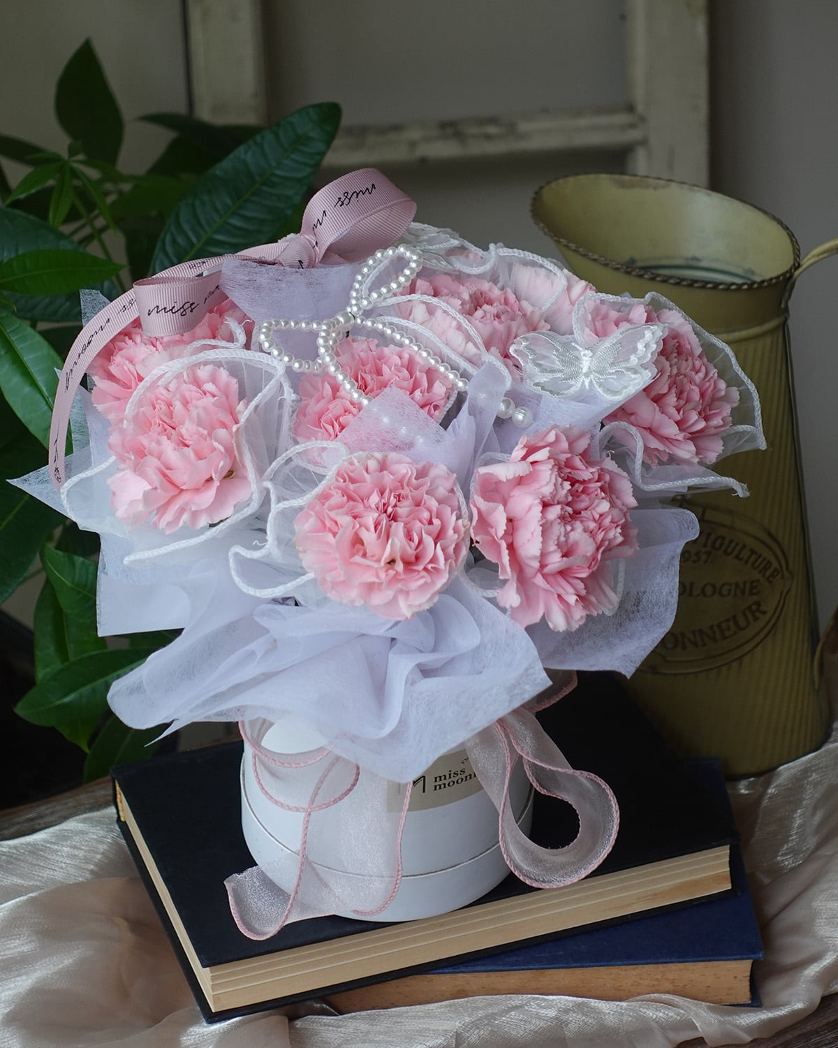 Mothers day carnation flower box. online flower delivery.