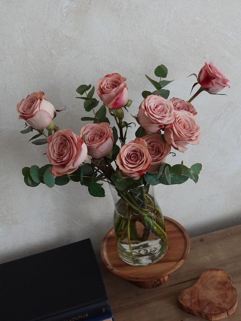 Cappuccino Roses in Vase – alternate view