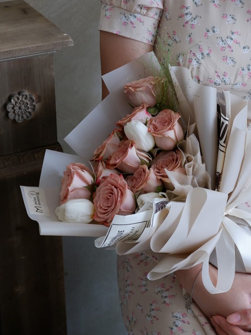 Cappuccino roses with tulips – alternate view