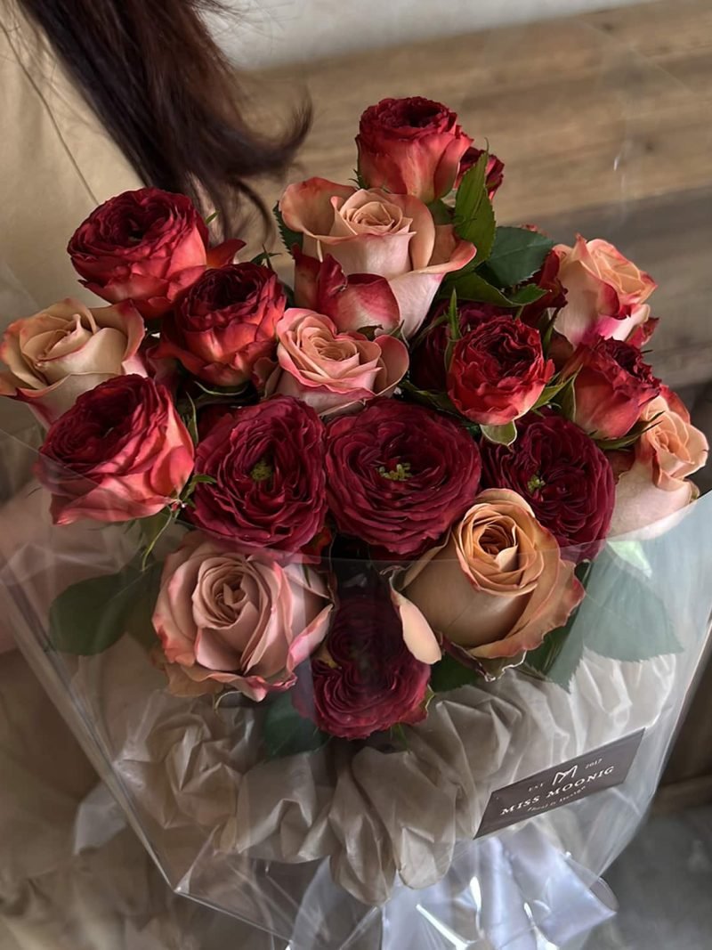 Bubble Chocolate with Cappuccino Roses – alternate view