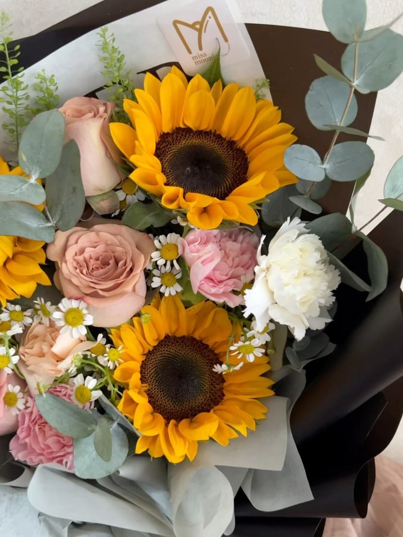 Sunflower with Cappuccino Roses – alternate view