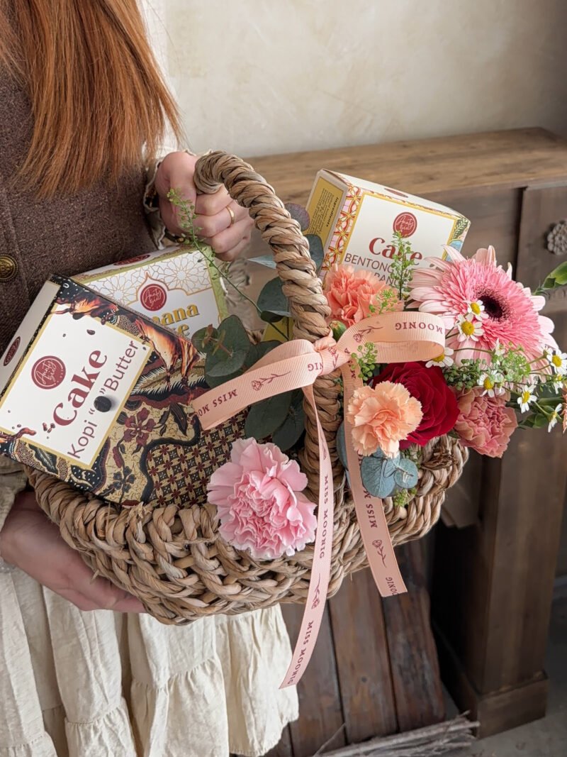 Bloom & Cake Basket – alternate view